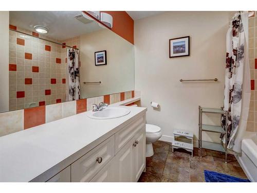 2610 2 Avenue Nw, Calgary, AB - Indoor Photo Showing Bathroom