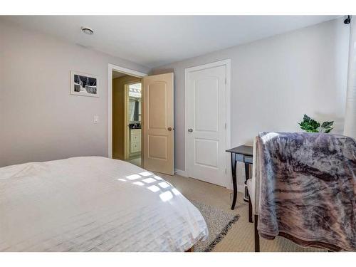 2610 2 Avenue Nw, Calgary, AB - Indoor Photo Showing Bedroom
