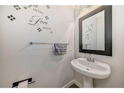 109 Evansridge Place Nw, Calgary, AB - Indoor Photo Showing Bathroom