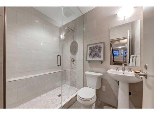 310 40 Avenue Sw, Calgary, AB - Indoor Photo Showing Bathroom