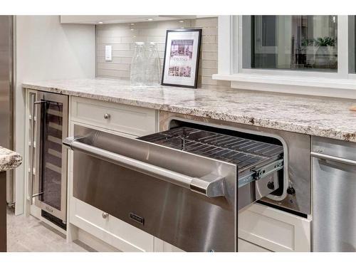 310 40 Avenue Sw, Calgary, AB - Indoor Photo Showing Kitchen