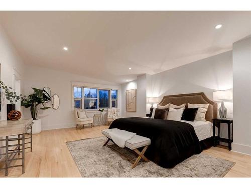 310 40 Avenue Sw, Calgary, AB - Indoor Photo Showing Bedroom