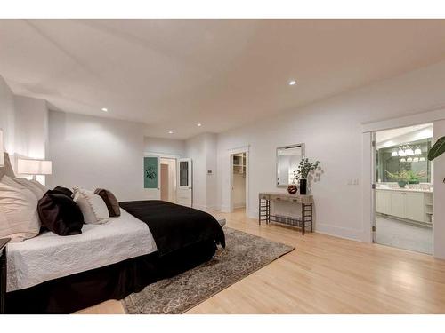 310 40 Avenue Sw, Calgary, AB - Indoor Photo Showing Bedroom