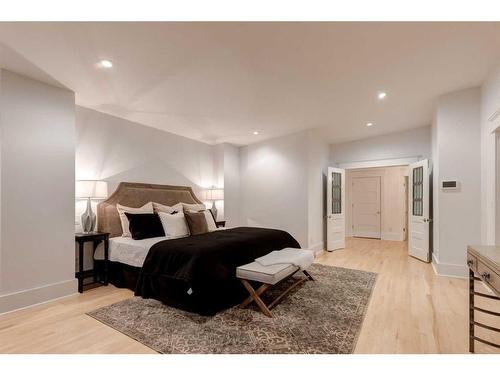 310 40 Avenue Sw, Calgary, AB - Indoor Photo Showing Bedroom