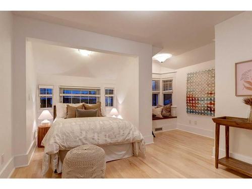 310 40 Avenue Sw, Calgary, AB - Indoor Photo Showing Bedroom