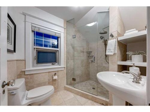 310 40 Avenue Sw, Calgary, AB - Indoor Photo Showing Bathroom