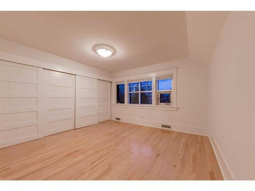 310 40 Avenue Sw, Calgary, AB - Indoor Photo Showing Bedroom