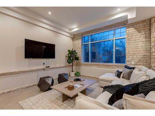 310 40 Avenue Sw, Calgary, AB - Indoor Photo Showing Living Room