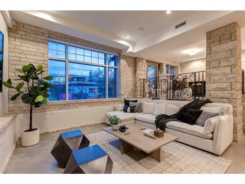 310 40 Avenue Sw, Calgary, AB - Indoor Photo Showing Living Room