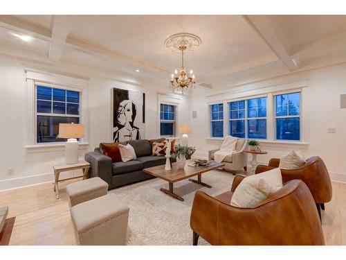 310 40 Avenue Sw, Calgary, AB - Indoor Photo Showing Living Room