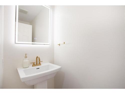 7007 Christie Briar Manor Sw, Calgary, AB - Indoor Photo Showing Bathroom