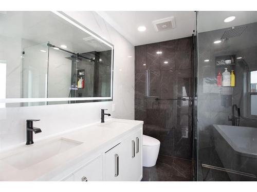 7007 Christie Briar Manor Sw, Calgary, AB - Indoor Photo Showing Bathroom