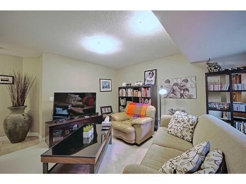600-413 River Avenue, Cochrane, AB - Indoor Photo Showing Living Room