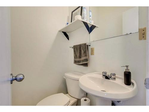 122 12 Avenue Ne, Calgary, AB - Indoor Photo Showing Bathroom