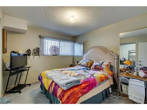 122 12 Avenue Ne, Calgary, AB - Indoor Photo Showing Bedroom