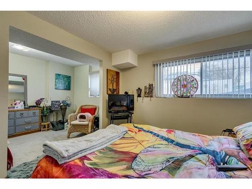 122 12 Avenue Ne, Calgary, AB - Indoor Photo Showing Bedroom