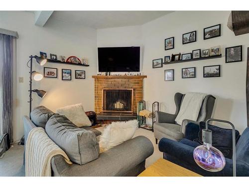 122 12 Avenue Ne, Calgary, AB - Indoor Photo Showing Living Room With Fireplace