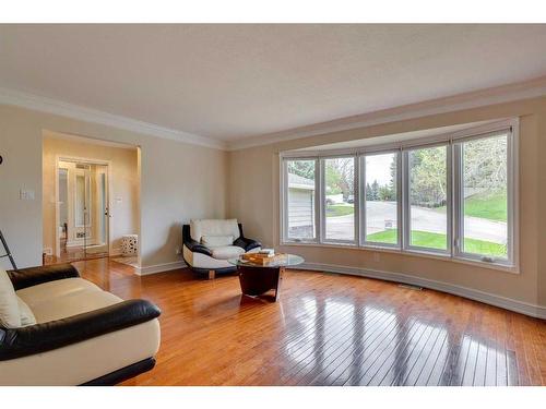 348 Pump Hill Crescent Sw, Calgary, AB - Indoor Photo Showing Living Room