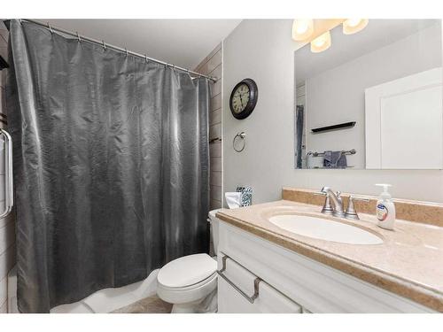 116 54 Avenue Nw, Calgary, AB - Indoor Photo Showing Bathroom