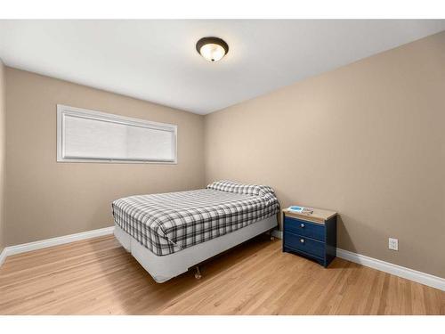 116 54 Avenue Nw, Calgary, AB - Indoor Photo Showing Bedroom