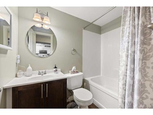 116 54 Avenue Nw, Calgary, AB - Indoor Photo Showing Bathroom