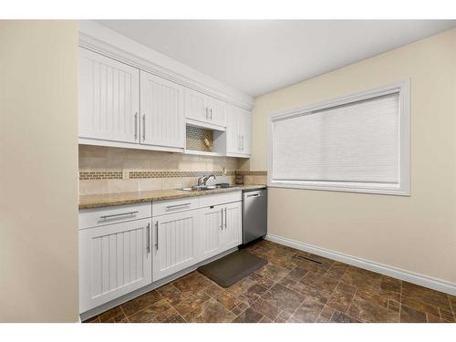 116 54 Avenue Nw, Calgary, AB - Indoor Photo Showing Kitchen