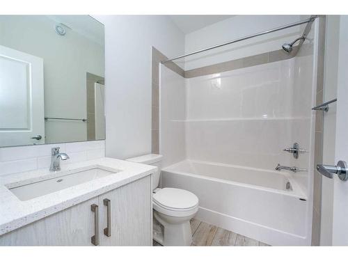 203 Lucas Close Nw, Calgary, AB - Indoor Photo Showing Bathroom