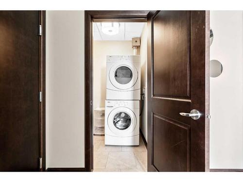 3205-211 13 Avenue Se, Calgary, AB - Indoor Photo Showing Laundry Room