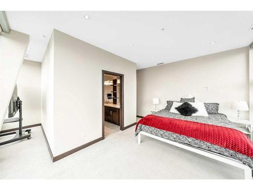 3205-211 13 Avenue Se, Calgary, AB - Indoor Photo Showing Bedroom