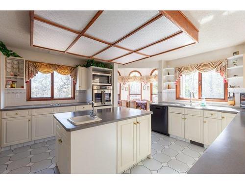 243022 Westbluff Road Sw, Rural Rocky View County, AB - Indoor Photo Showing Kitchen