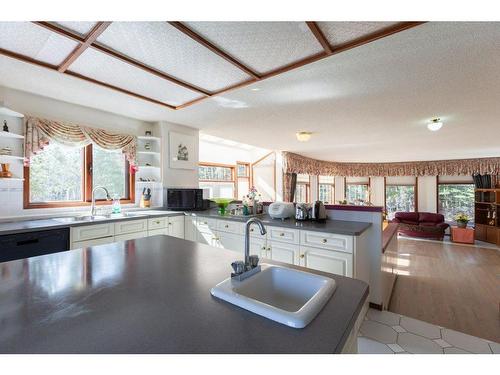 243022 Westbluff Road Sw, Rural Rocky View County, AB - Indoor Photo Showing Kitchen