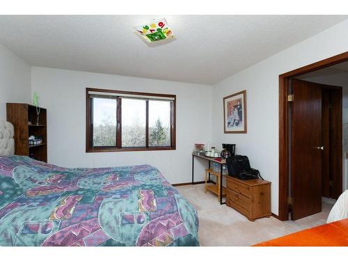 243022 Westbluff Road Sw, Rural Rocky View County, AB - Indoor Photo Showing Bedroom