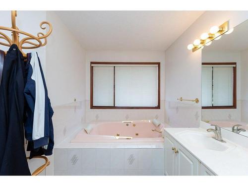 243022 Westbluff Road Sw, Rural Rocky View County, AB - Indoor Photo Showing Bathroom