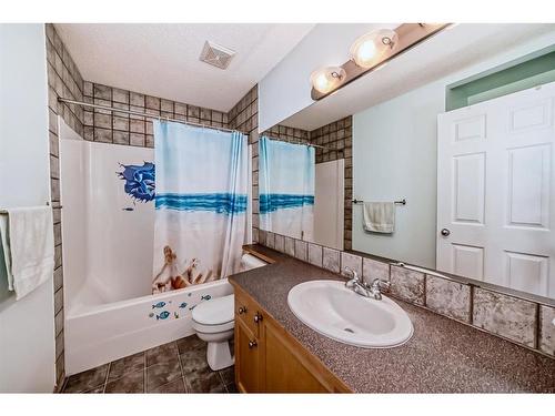 94 Cranfield Green Se, Calgary, AB - Indoor Photo Showing Bathroom