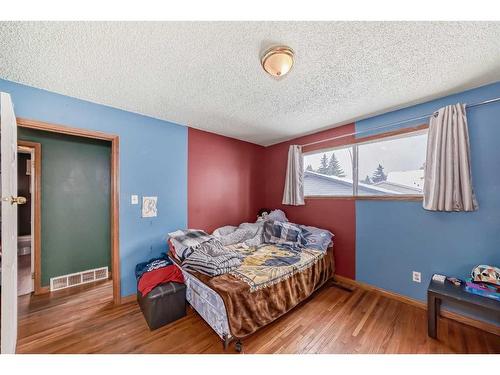 3431 32A Avenue Se, Calgary, AB - Indoor Photo Showing Bedroom