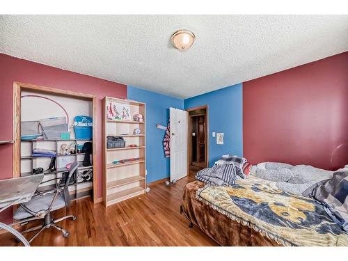 3431 32A Avenue Se, Calgary, AB - Indoor Photo Showing Bedroom