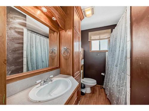 3431 32A Avenue Se, Calgary, AB - Indoor Photo Showing Bathroom