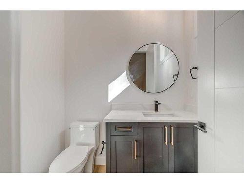 1612 25 Avenue Sw, Calgary, AB - Indoor Photo Showing Bathroom