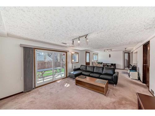 67 Edenwold Place Nw, Calgary, AB - Indoor Photo Showing Living Room
