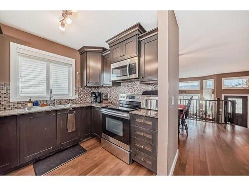 211 Hillcrest Boulevard, Strathmore, AB - Indoor Photo Showing Kitchen With Upgraded Kitchen