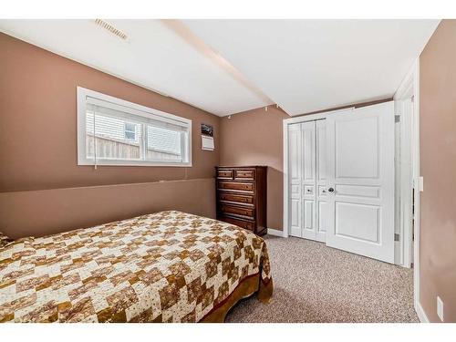 211 Hillcrest Boulevard, Strathmore, AB - Indoor Photo Showing Bedroom