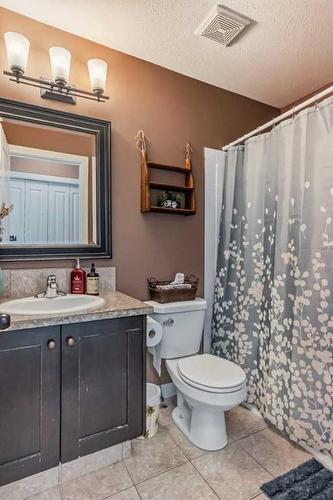 211 Hillcrest Boulevard, Strathmore, AB - Indoor Photo Showing Bathroom