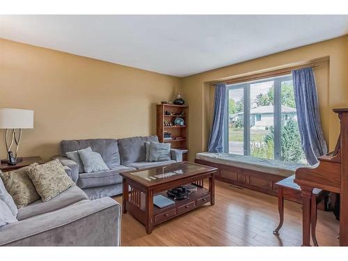 227 Frederick Avenue West, Standard, AB - Indoor Photo Showing Living Room