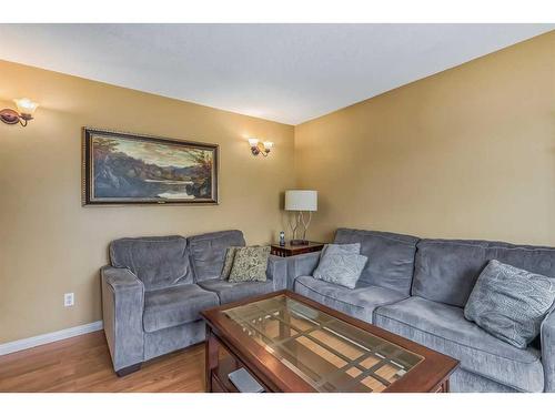 227 Frederick Avenue West, Standard, AB - Indoor Photo Showing Living Room