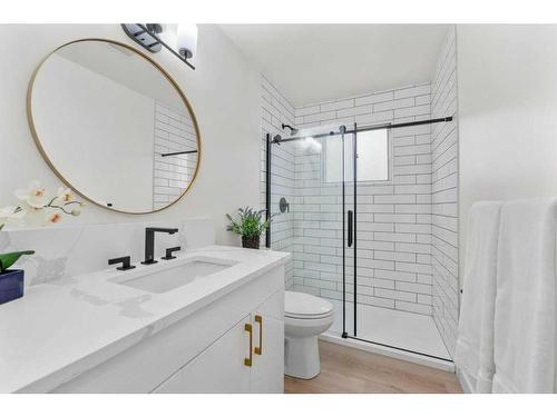 7832 Hunterslea Crescent Nw, Calgary, AB - Indoor Photo Showing Bathroom