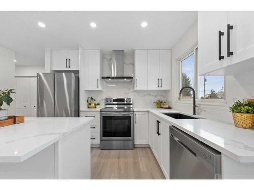 7832 Hunterslea Crescent Nw, Calgary, AB - Indoor Photo Showing Kitchen With Upgraded Kitchen
