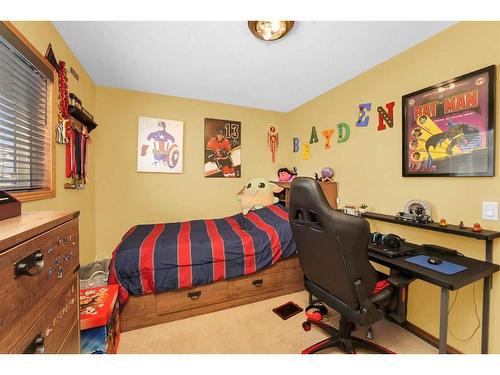 98 Chapman Close Se, Calgary, AB - Indoor Photo Showing Bedroom