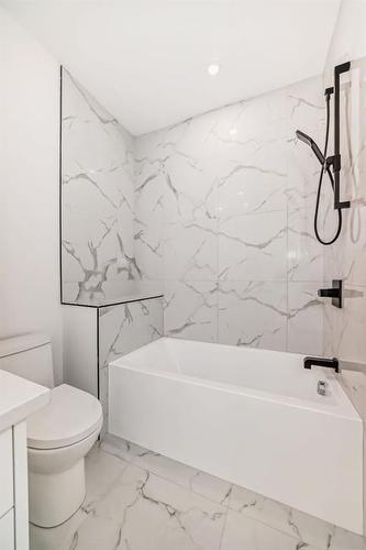 2025 26 Street Sw, Calgary, AB - Indoor Photo Showing Bathroom