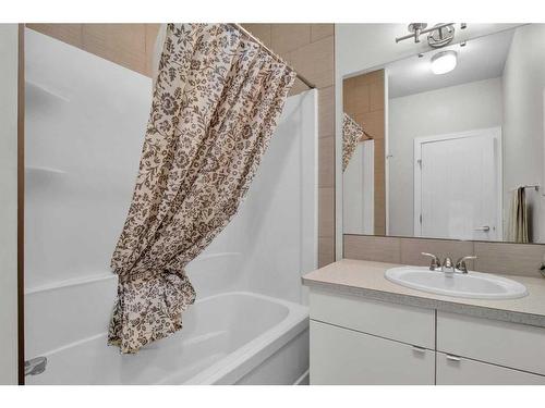16 Hong Kong Road Sw, Calgary, AB - Indoor Photo Showing Bathroom