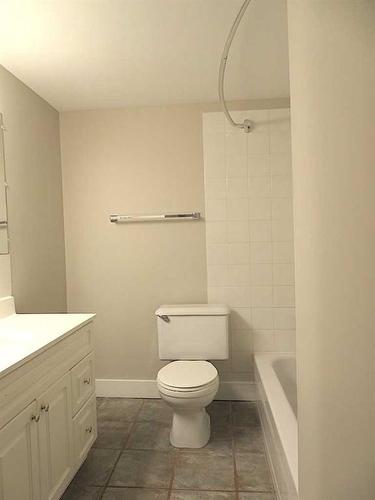2729 38 Street Sw, Calgary, AB - Indoor Photo Showing Bathroom